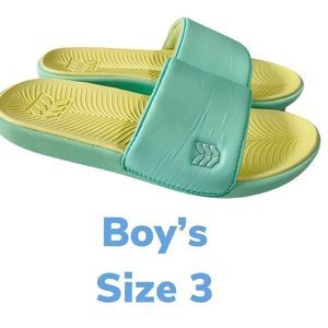 Boy's sandals slide on size 3 EUC